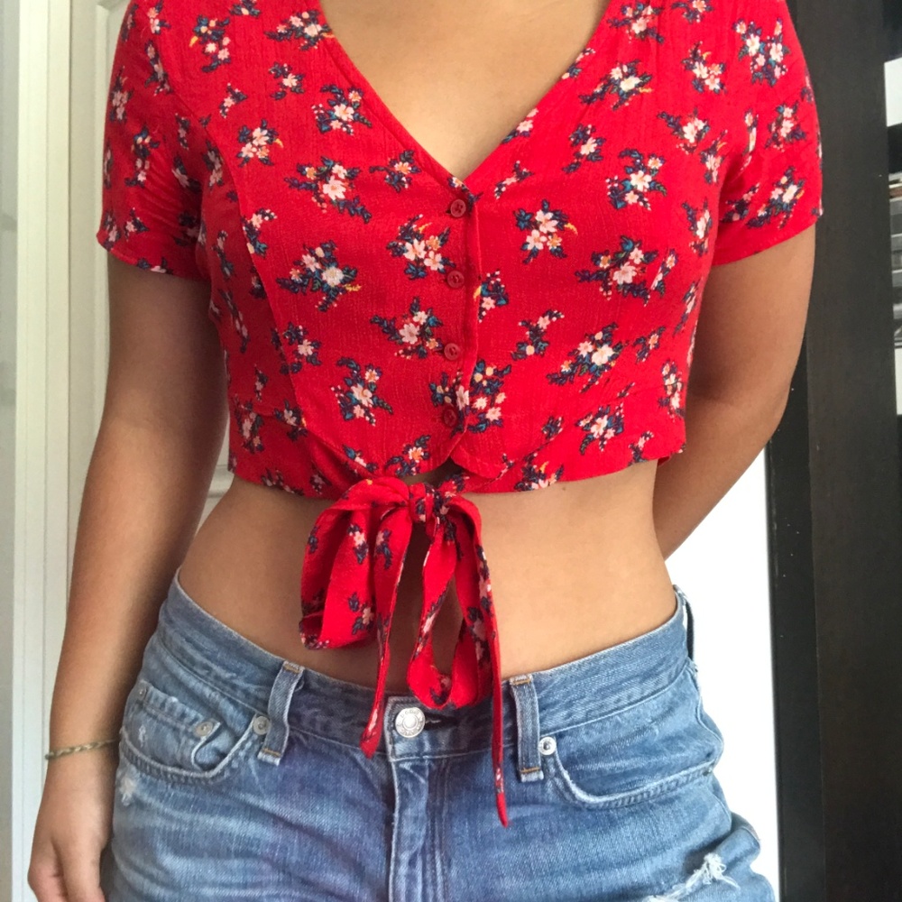 American Eagle Cropped Red Floral With Ribbon
